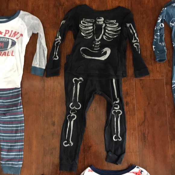 Carters Set of 6 Pajamas - Picture 3 of 7